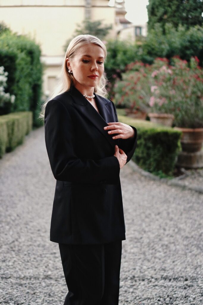 Damski smoking szyty na miarę z jedwabnymi klapami i taliowaną dwurzędową marynarką.